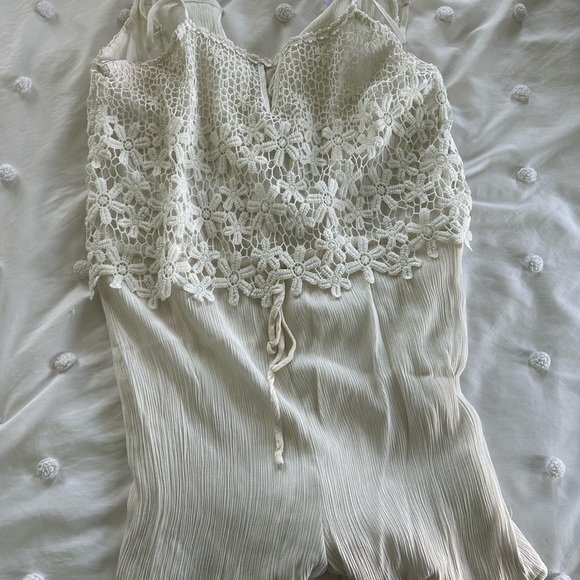 Francesca’s White Romper - Picture 2 of 4